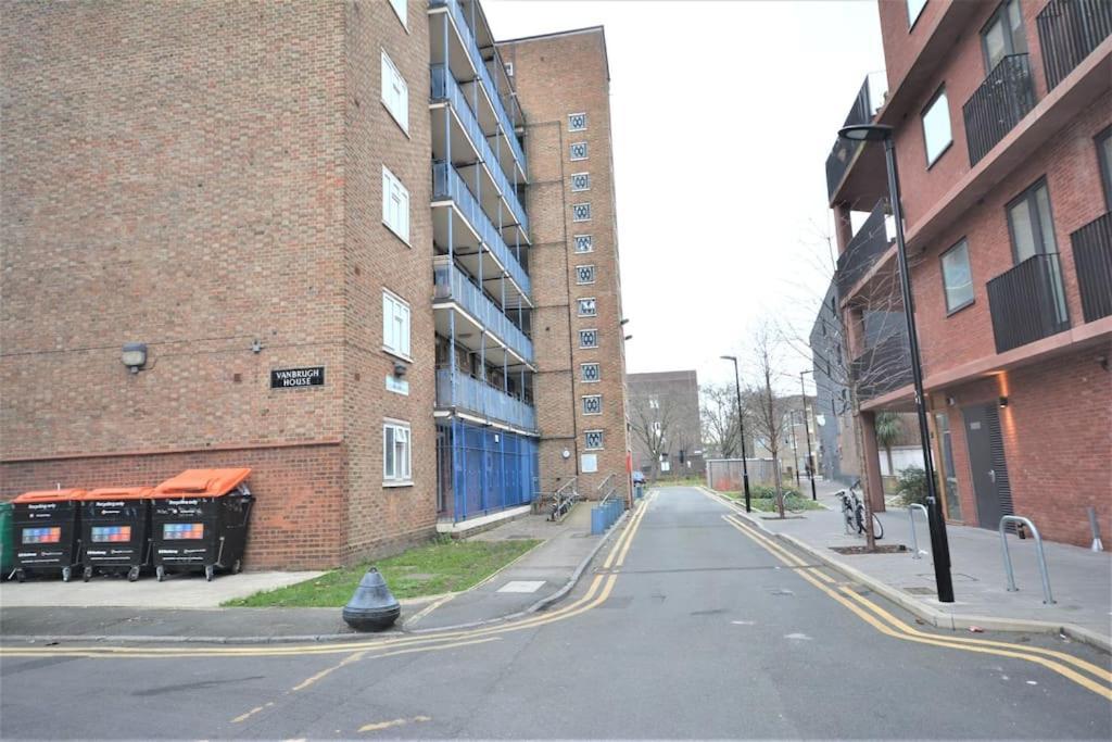Zone2 Classic 3 Bedroom Apartment *