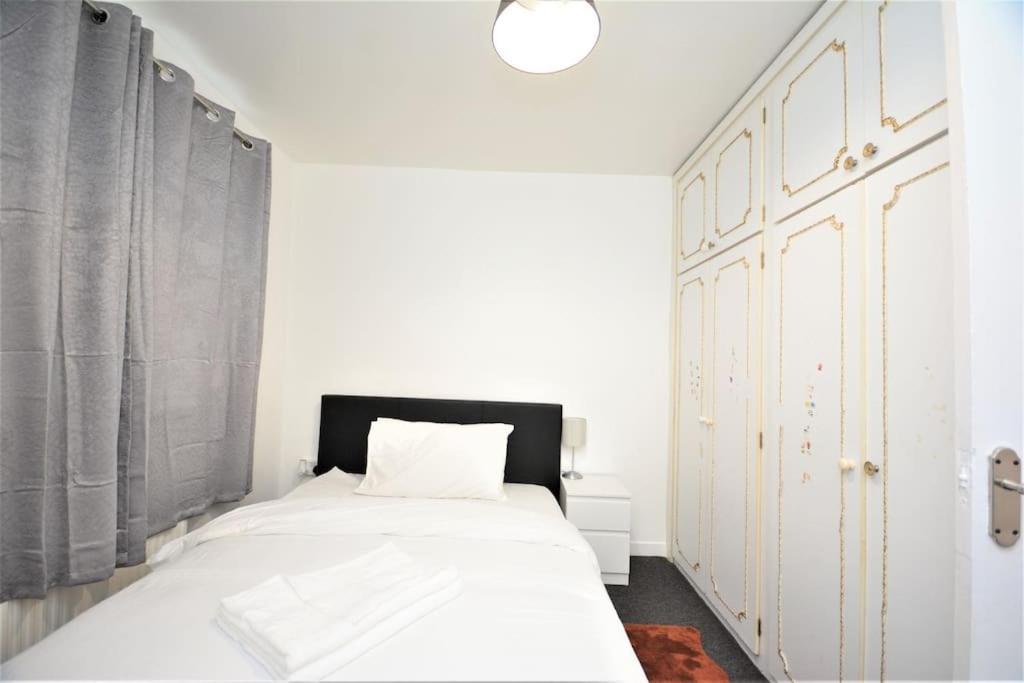 Zone2 Classic 3 Bedroom Apartment *